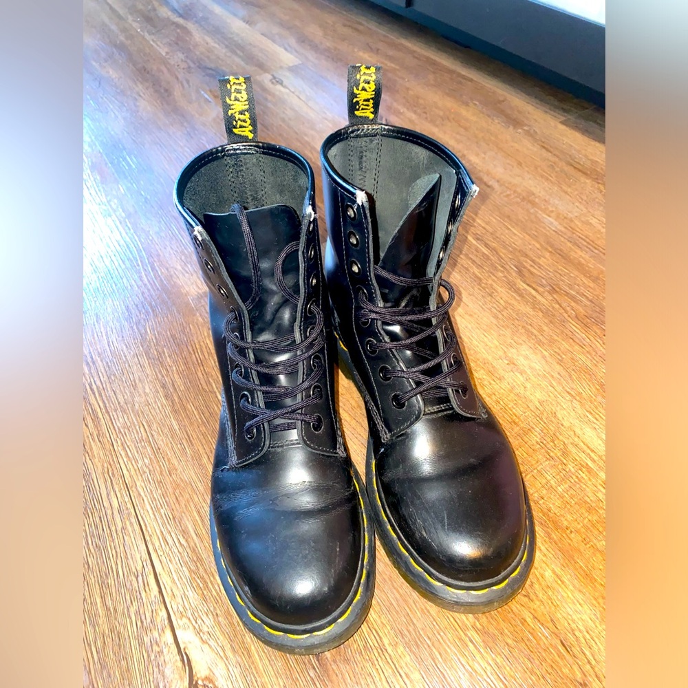 Doc Martens 1460W Black Leather Boots  Womens 7 US
Condition is Good Pre…